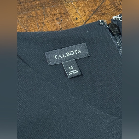 TALBOTS GORGEOUS SIMPLE SHORT SLEEVED, V-NECK FULLY LINE A-FRAME DRESS - Picture 6 of 12